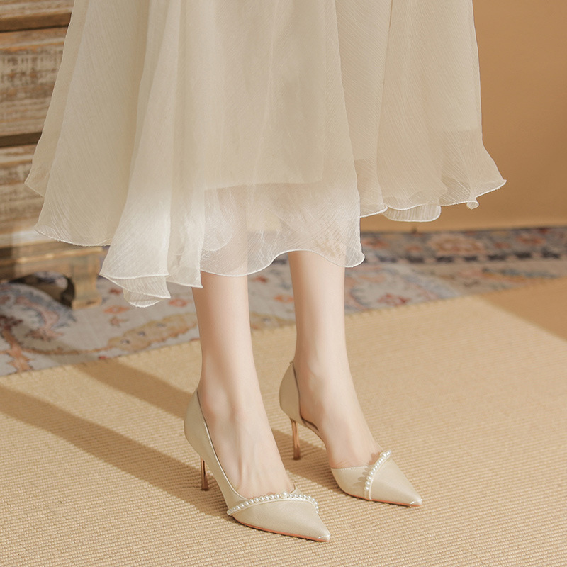 83313 The little girl with the white heels and the new bride's shoes for the spring of 2024.