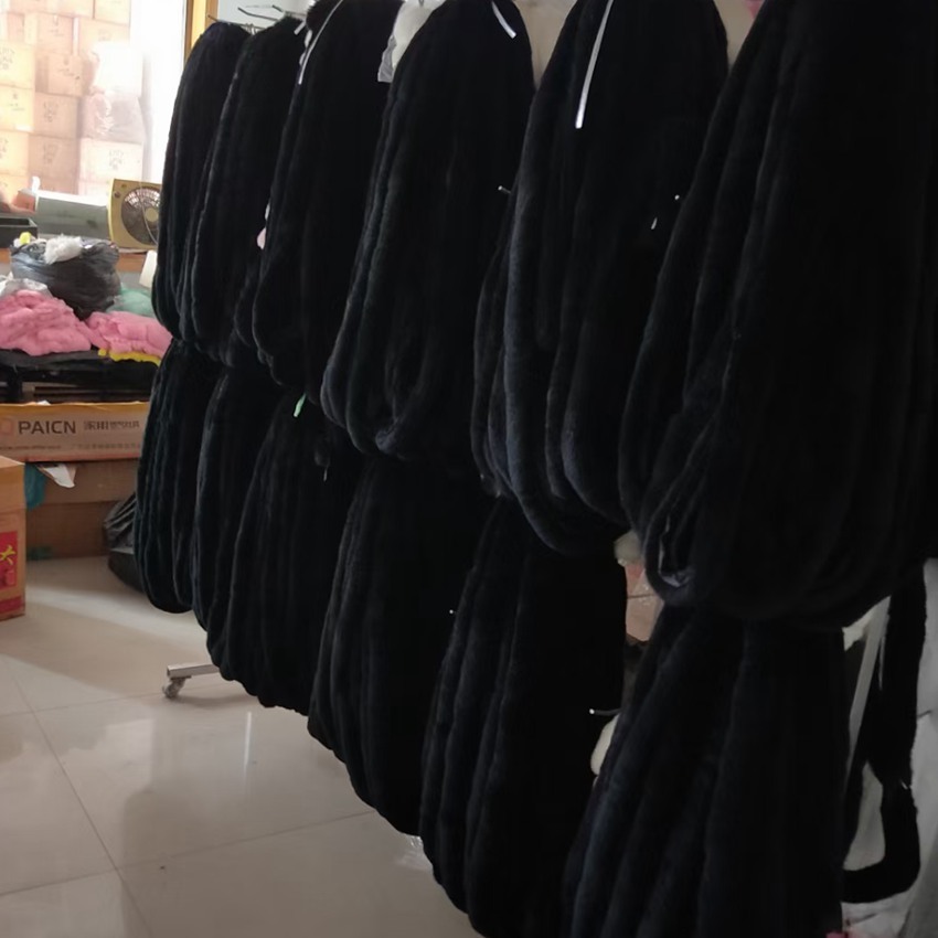 Dải lông là một bộ lông thỏ trắng đen 5CM.