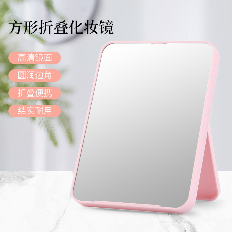 Một chiếc gương nhỏ xuất hiện với một tấm gương rất sạch với một tấm gương thay đồ đơn giản.