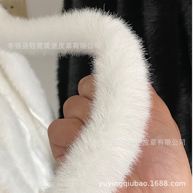 Nó được làm từ lông chồn đen, trắng, bắt chước lông chồn, chồn con người làm ra, rộng 3.5CM với một chiếc áo lá cờ.