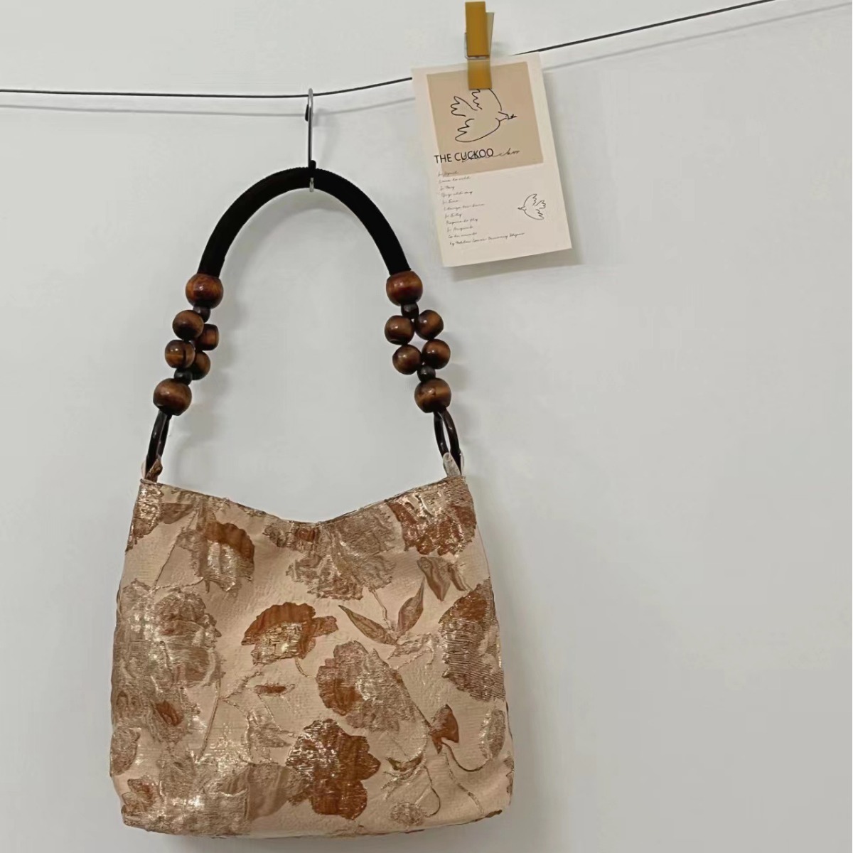The new one comes with a small bouquet of fabric, a small one-man handbag.