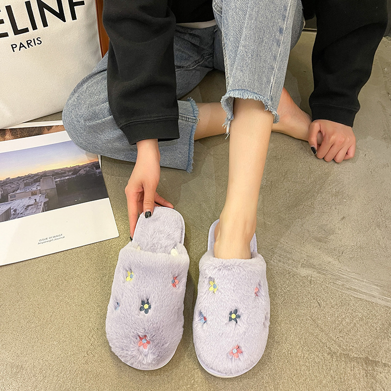 In winter, the man with the cotton slipper used a thick tweezer in the house during the autumn winter.