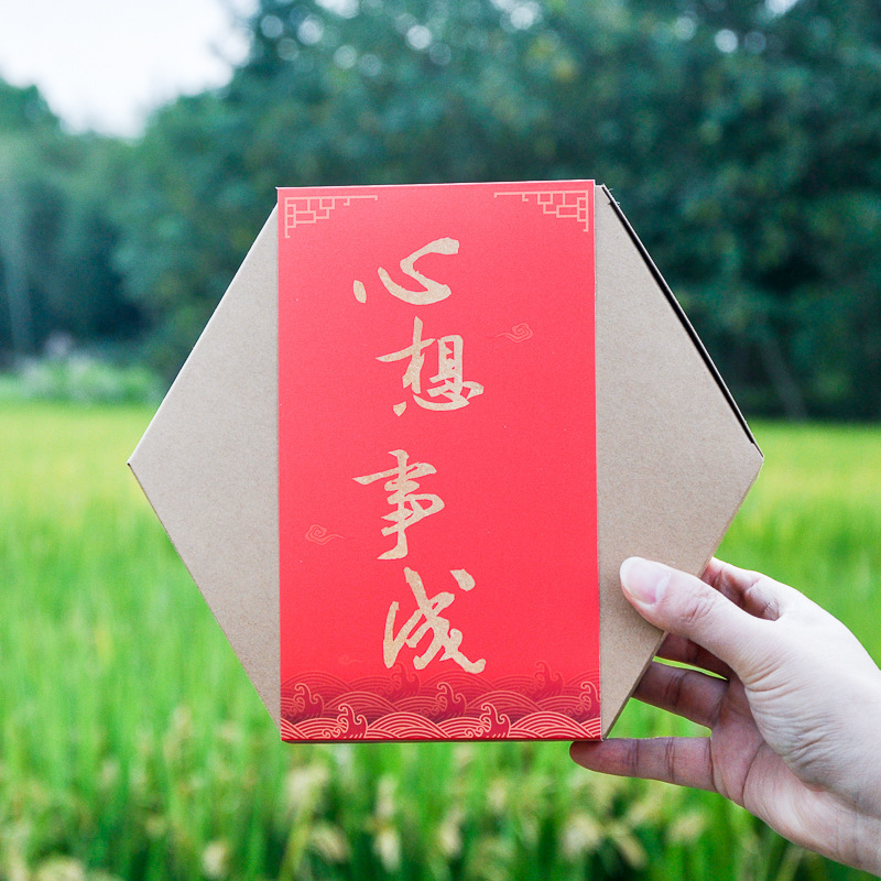 Giấy bồi bàn, hộp hành lý 6 điểm, hộp đựng thức ăn, hộp kẹo dẻo rỗng.
