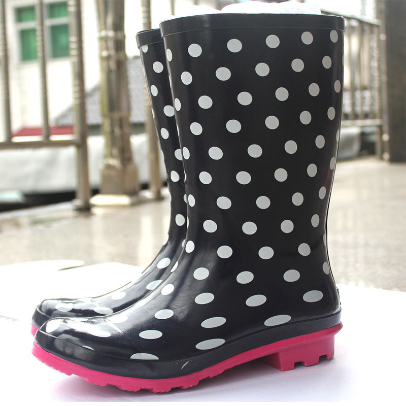 Fashion-en-ron, big lady. Small, round dot boots, rain shoes, water boots.