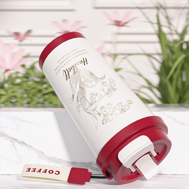 Một cái cốc hâm nóng với một lượng lớn ấm nước nóng.