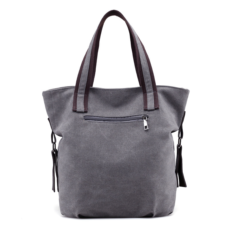 A new fashionable tweezer lady with a one-shoulder tarpaulin bag and a cute cat bag.