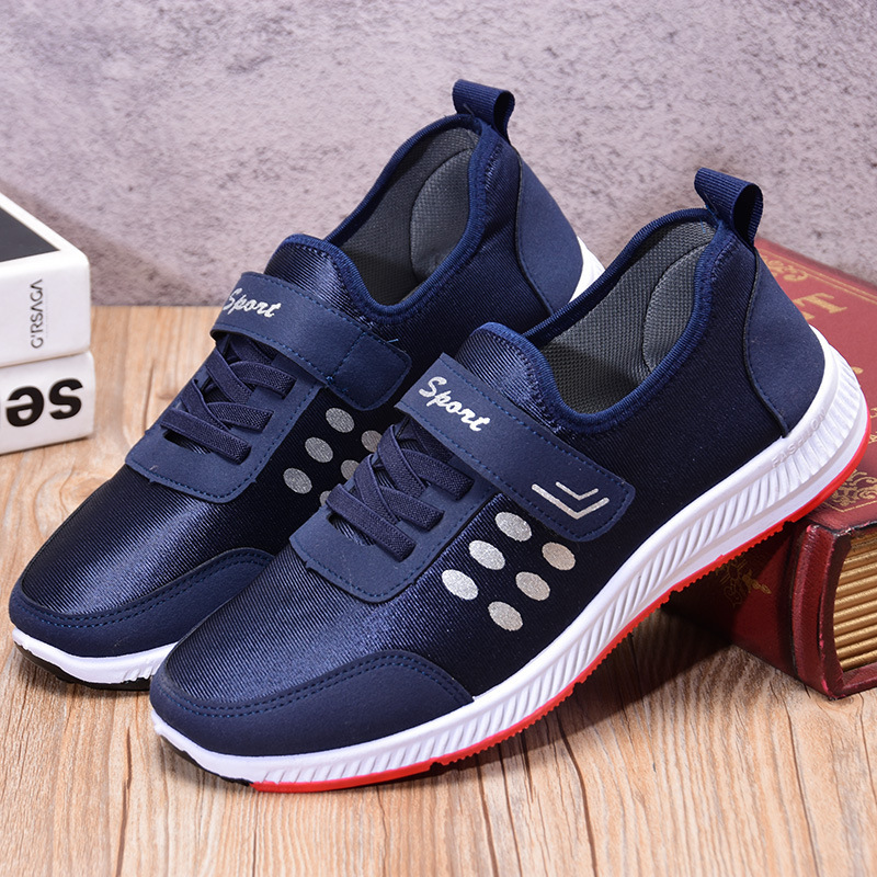 Master Tortoise's company sells double-stuffed male and female winter sneakers.