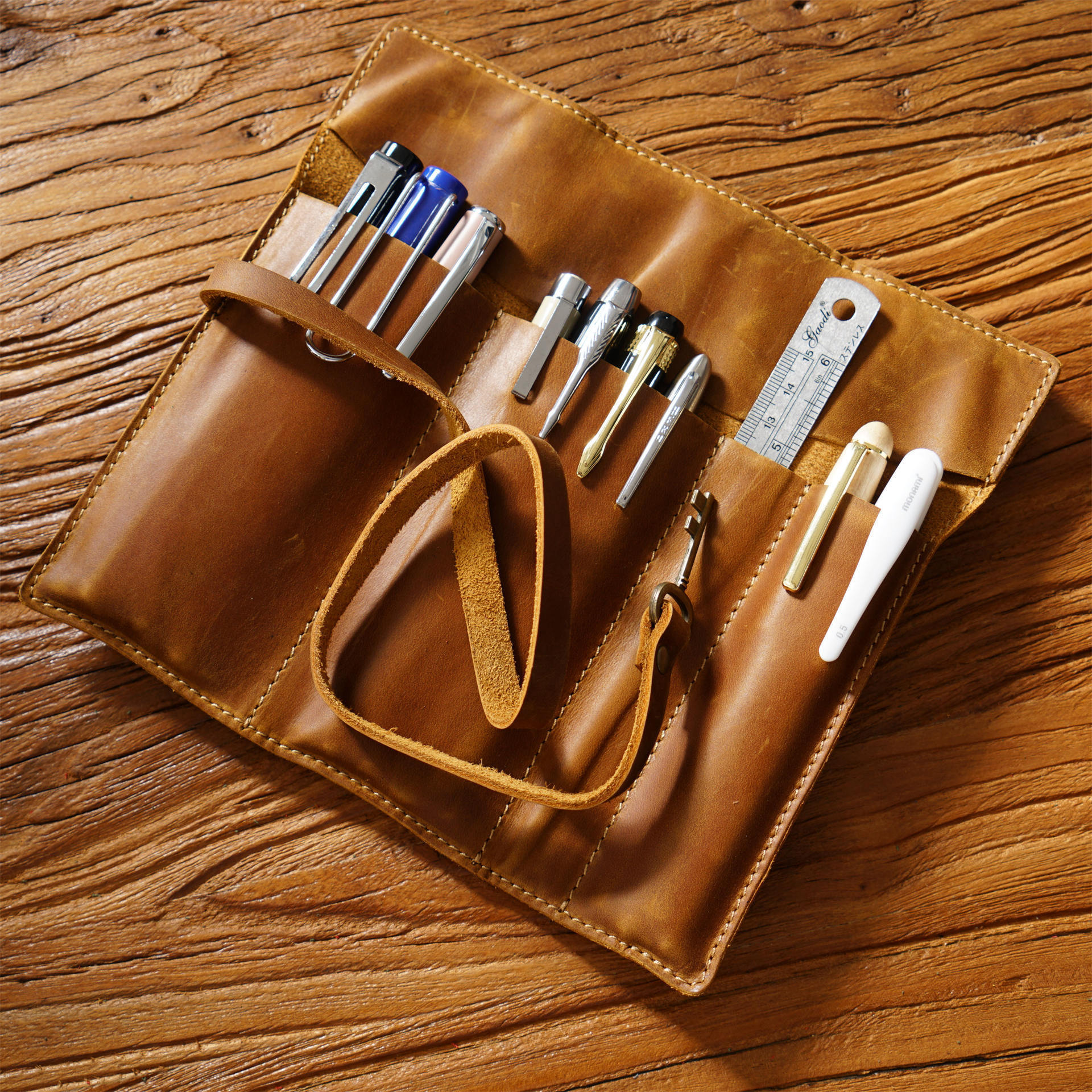 A retro-pile pen bag with a triple pen and a drape bag with a hand-made multi-purpose pen bag with a crazy horse-skin pony plum.