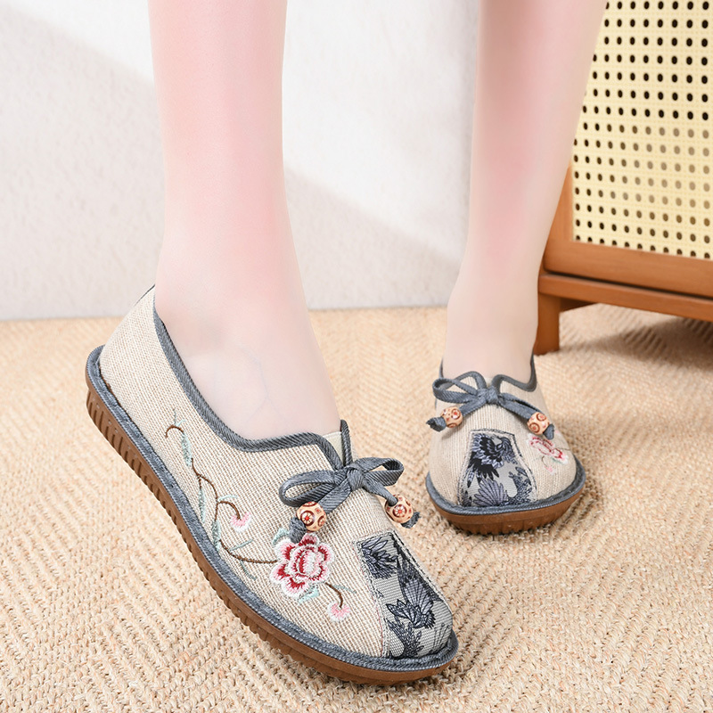 2024 Old Beijing Boots Foreign Trade offers comfortable glitter-proof shoes for the country.