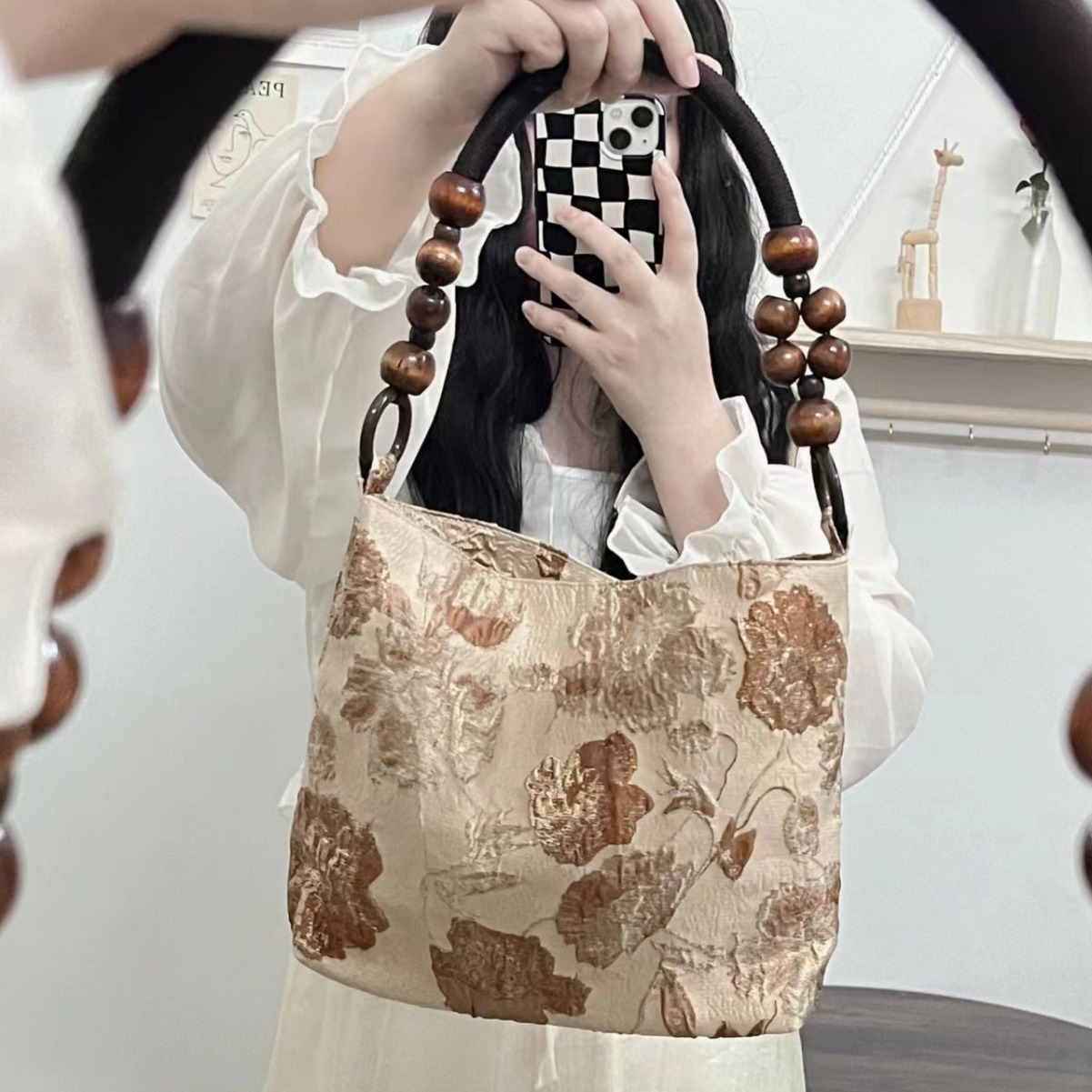 The new one comes with a small bouquet of fabric, a small one-man handbag.