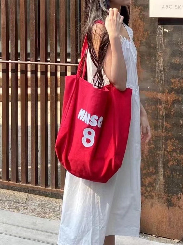 In spring and summer, the letter-printed canvas bag was designed by the small group of women with a large capacity of one-shouldered, lazy, sensory specials.