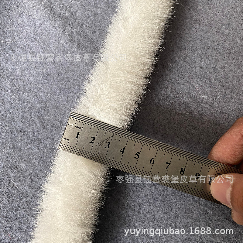 Nó được làm từ lông chồn đen, trắng, bắt chước lông chồn, chồn con người làm ra, rộng 3.5CM với một chiếc áo lá cờ.