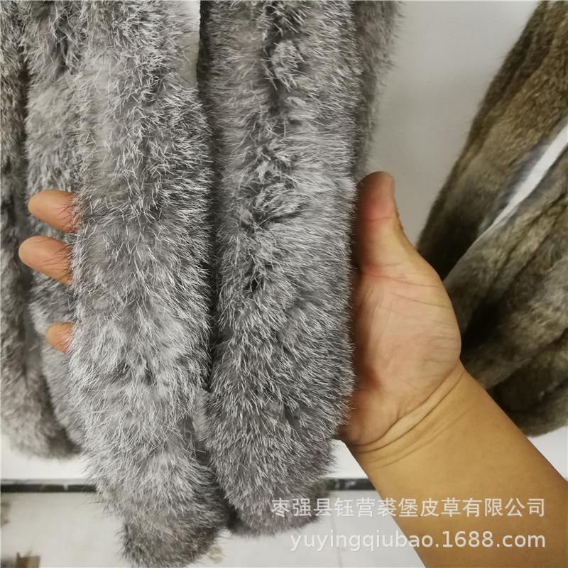 Những con thỏ đuôi dài với mái tóc và bộ mặt đầy lông của 5.5 con thỏ CM và da rám nắng màu vàng và mũ và cổ áo.
