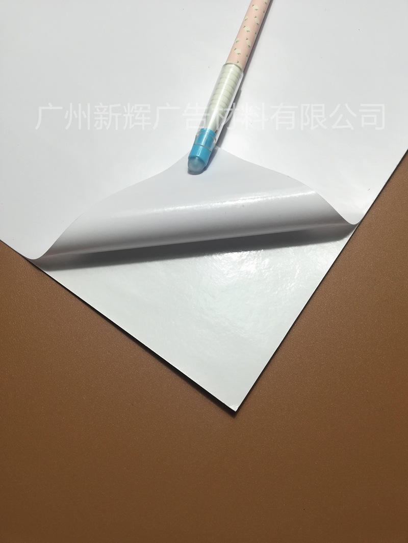 A white rubber sticker/painter, an outdoor writing, a oily rubber, a high-cleaner sticker.