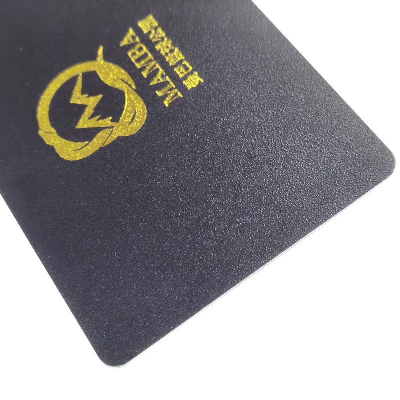 Một thành viên xay cát, một thẻ VIP, một con chip cát hai chiều, một thẻ tín dụng nhựa.