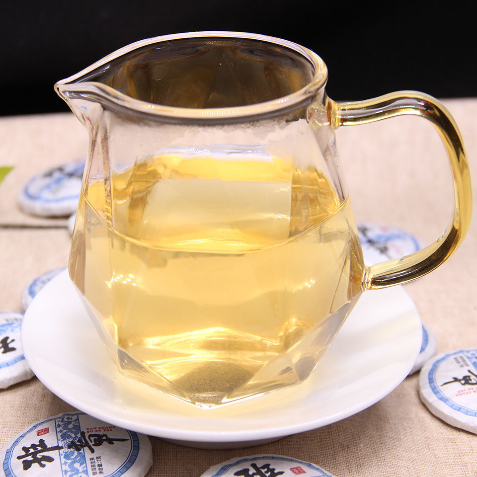 "Blanco Pu-Mama pha trà với bánh và bánh nhỏ, và Yunnan có bảy g-tip và trà."