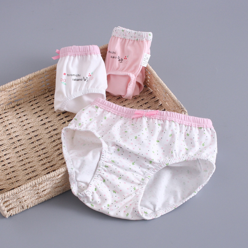 Quần lót của một cô gái là cotton nguyên chất, và một đứa trẻ từ 6 đến 12 tuổi là một sự tiêm chủng không xương.