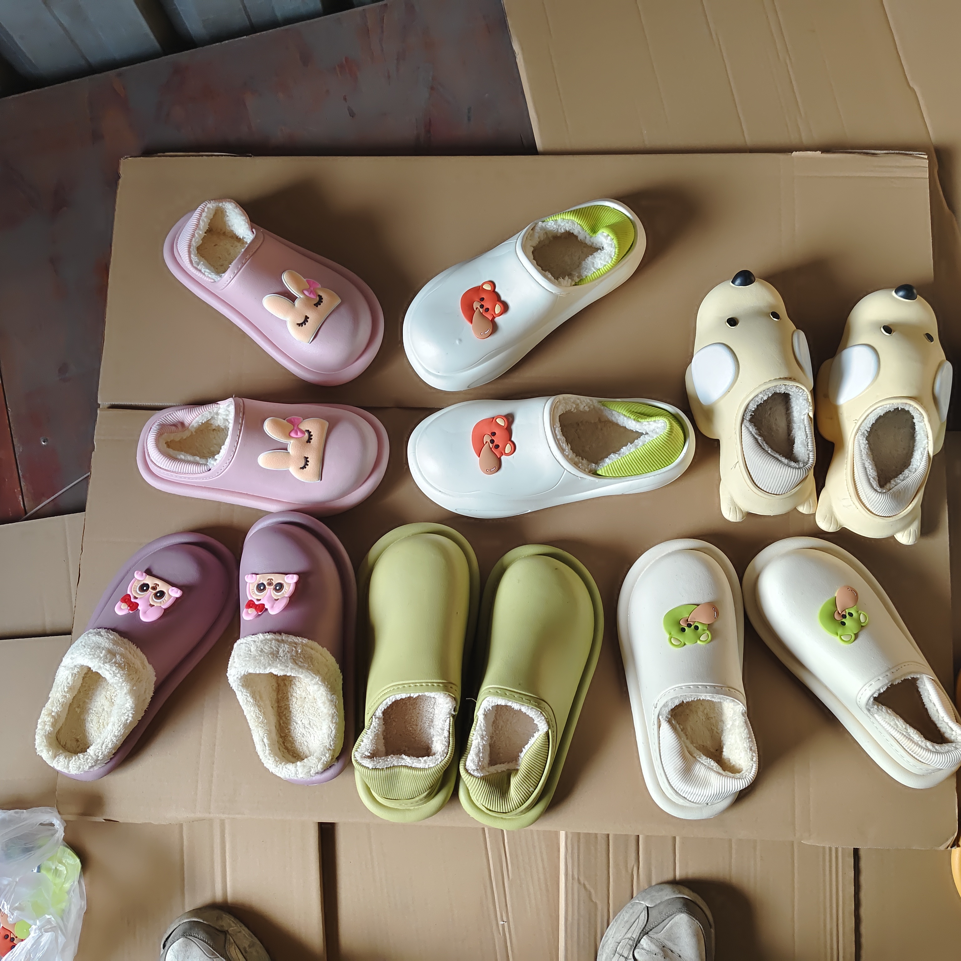 Đôi dép của bông tuyết được phân phát vào mùa đông của EVA ô uế, trong nhà và ngoài trời, đôi dép không thấm nước, làm mịn và xay.
