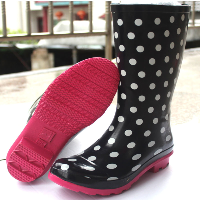 Fashion-en-ron, big lady. Small, round dot boots, rain shoes, water boots.