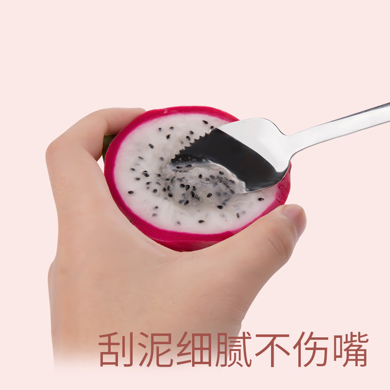 Dụng cụ của em bé, những trái táo và thìa của em bé, và một cái thìa bị đóng băng.