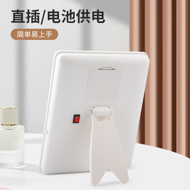 Những tấm gương trang trí của màn hình nền được dẫn dắt bằng một miếng vá sáng gấp lại và những cái lược màn hình nền sử dụng những tấm gương thông minh