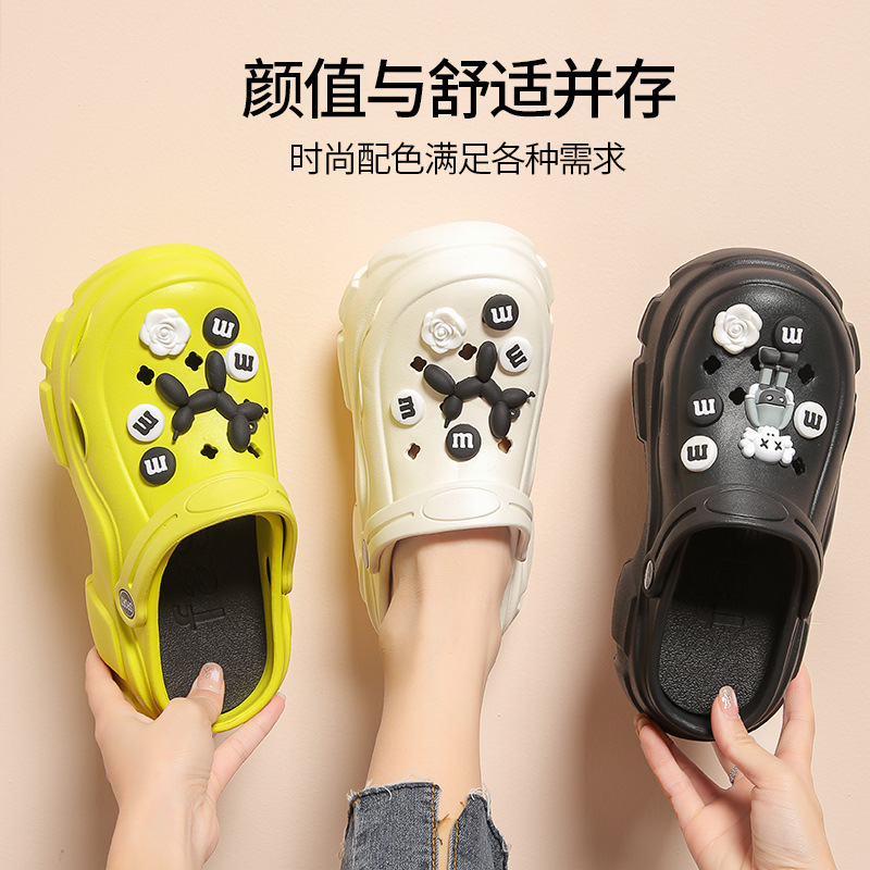 Chúng tôi tìm thấy một cô gái da lưới EVA-Shoe đang đeo một cô gái bán giày mềm bên ngoài nhà.