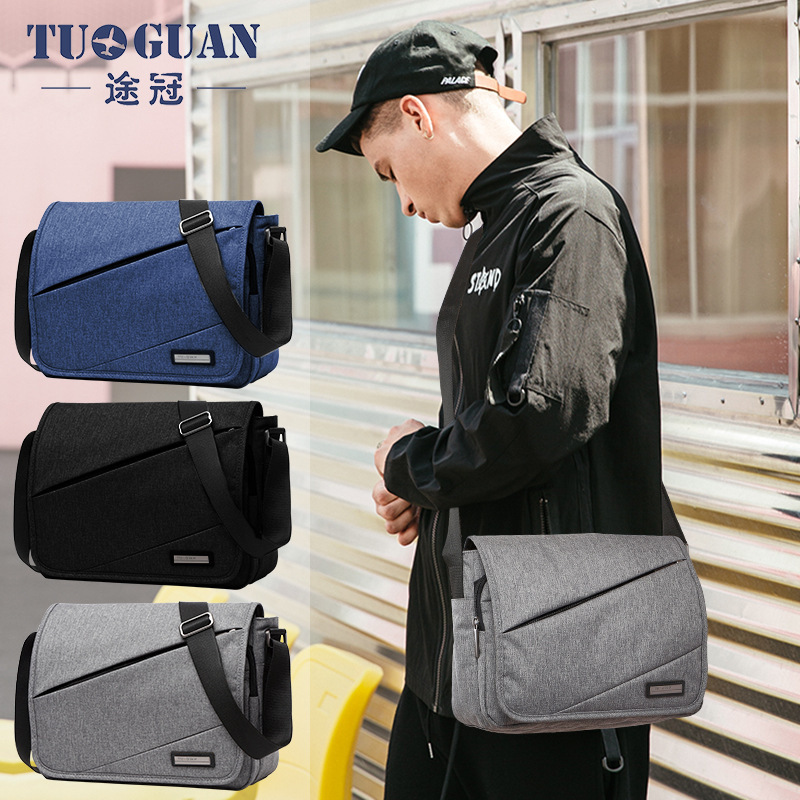 A man with a single shoulder bag and a pure business color of roman tarpaulin.