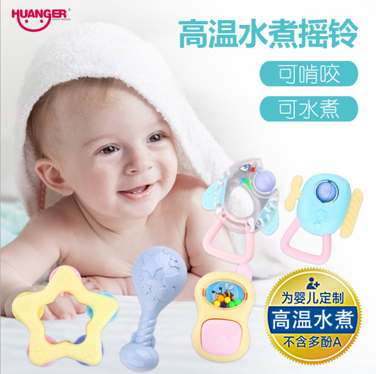 Đứa bé và đứa bé rung chuông và dạy trẻ con đồ chơi.