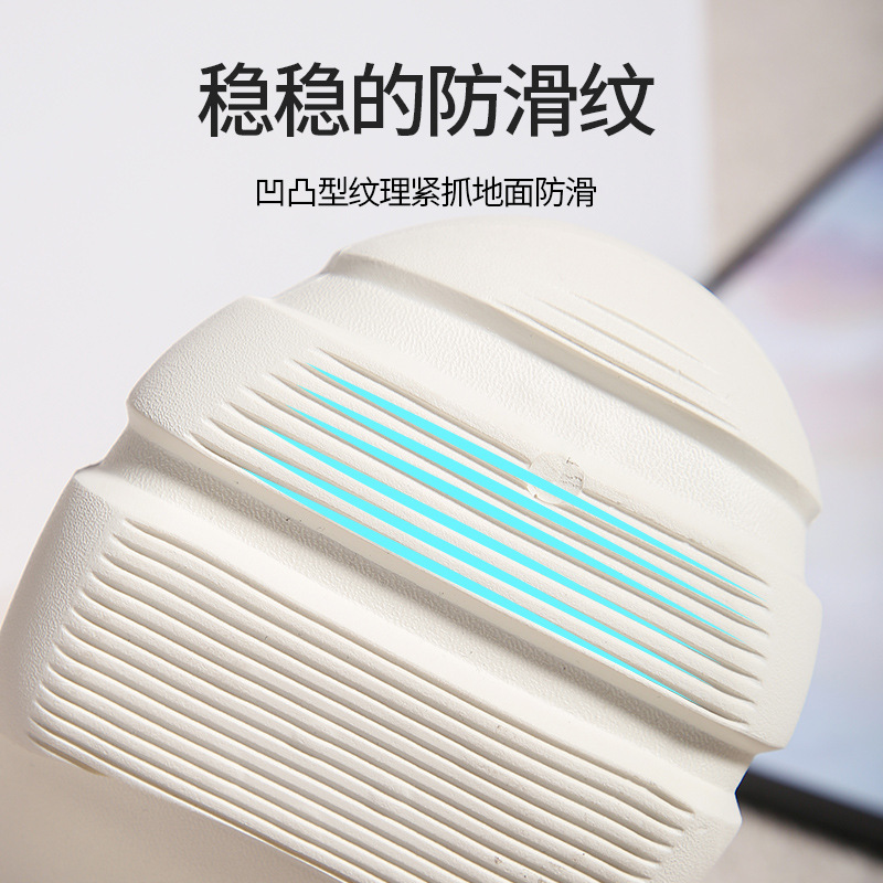Chúng tôi tìm thấy một cô gái da lưới EVA-Shoe đang đeo một cô gái bán giày mềm bên ngoài nhà.