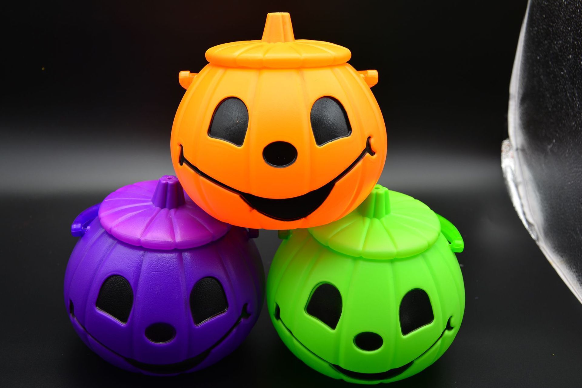 Pumpkin lanterns for children with hand-held candy cans of light to cover pumpkin barrel kindergarten decorations