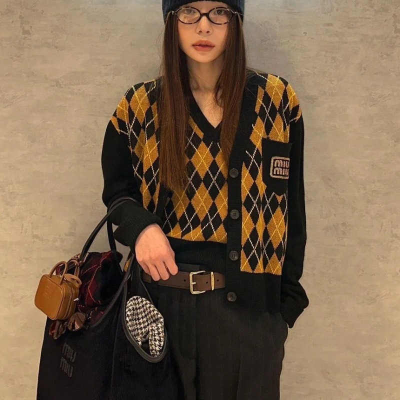 Kim cương 23 tuổi của ngôi sao, áo sơ mi dài, áo len ngắn.