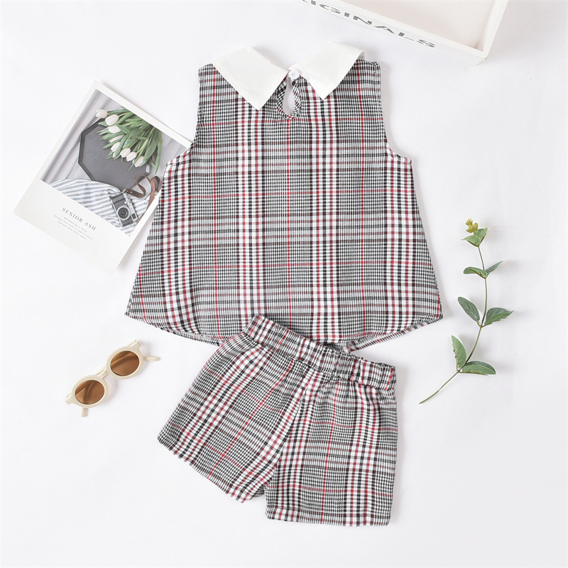 Những cô gái 1-6 tuổi với áo chống đạn vào mùa hè, những cô gái với bộ đồ dài Chi-Bill