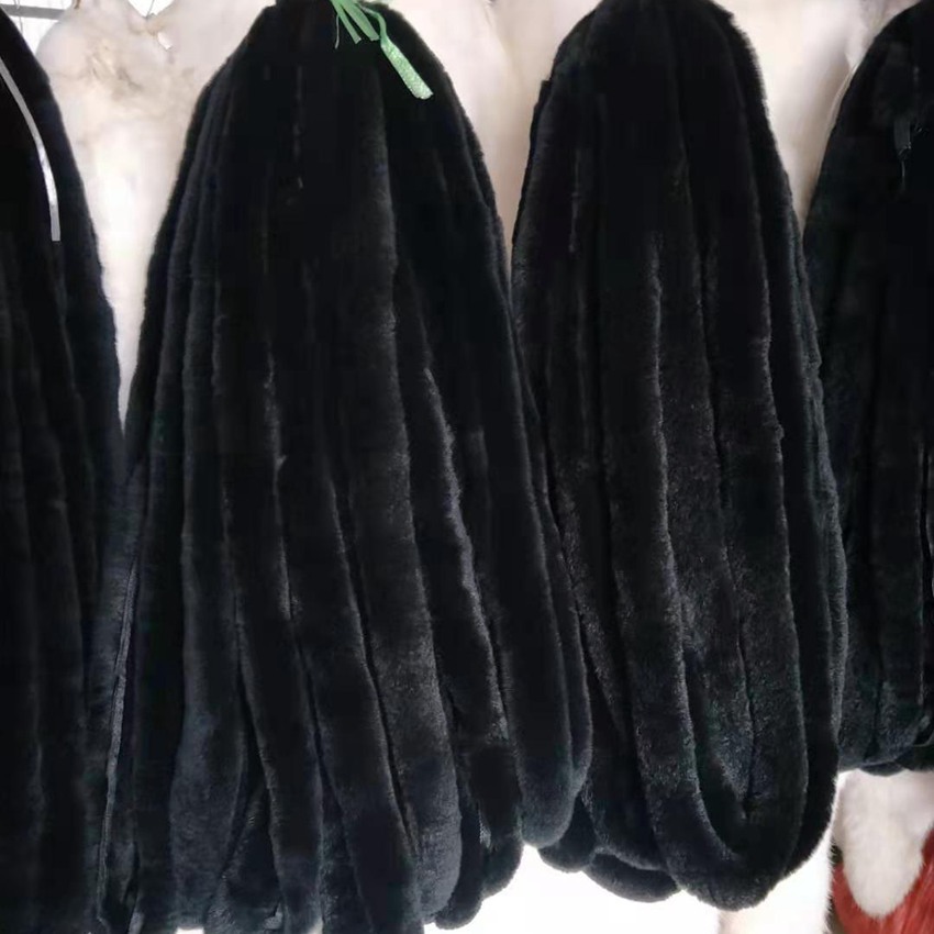 Hắn có một sợi tóc thỏ vòng tròn trên tóc.