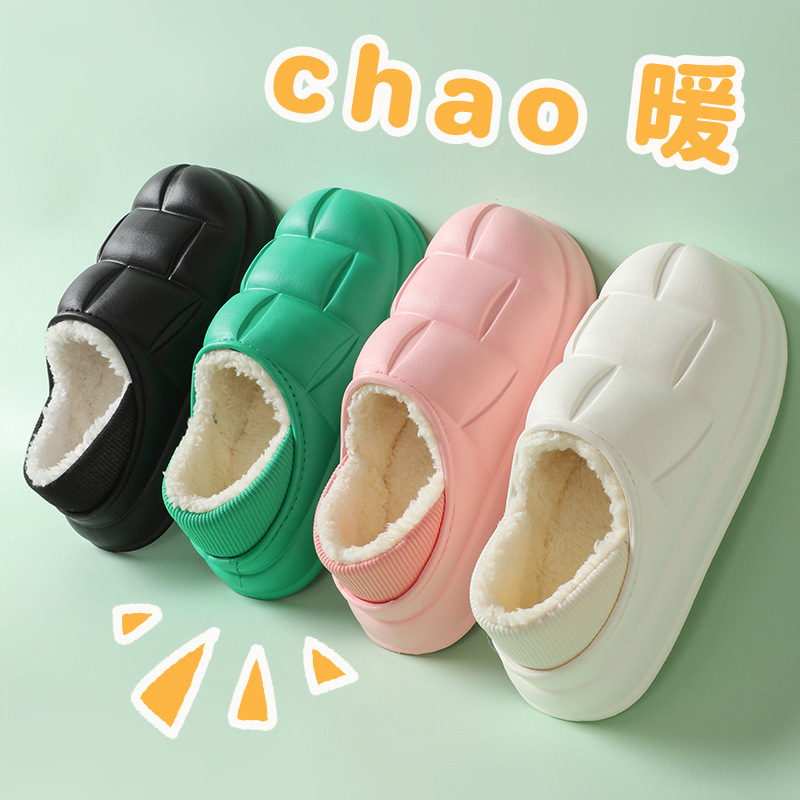 Nhà máy bán những đôi dép cực nặng và mang những chiếc dép chống thấm nước, nhung và dây bông.