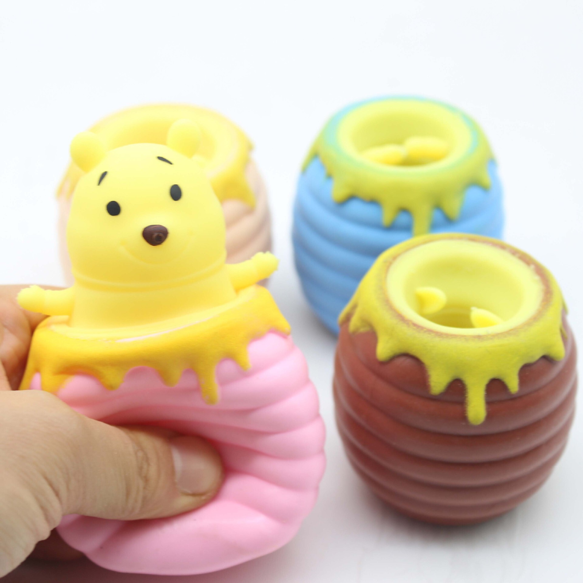 Mật ong tạo ra ong mật, ong và gấu bị ép bởi những đứa trẻ của những người bị trầm cảm ép buộc bởi mẻ đồ chơi hiện tại của nhà máy.