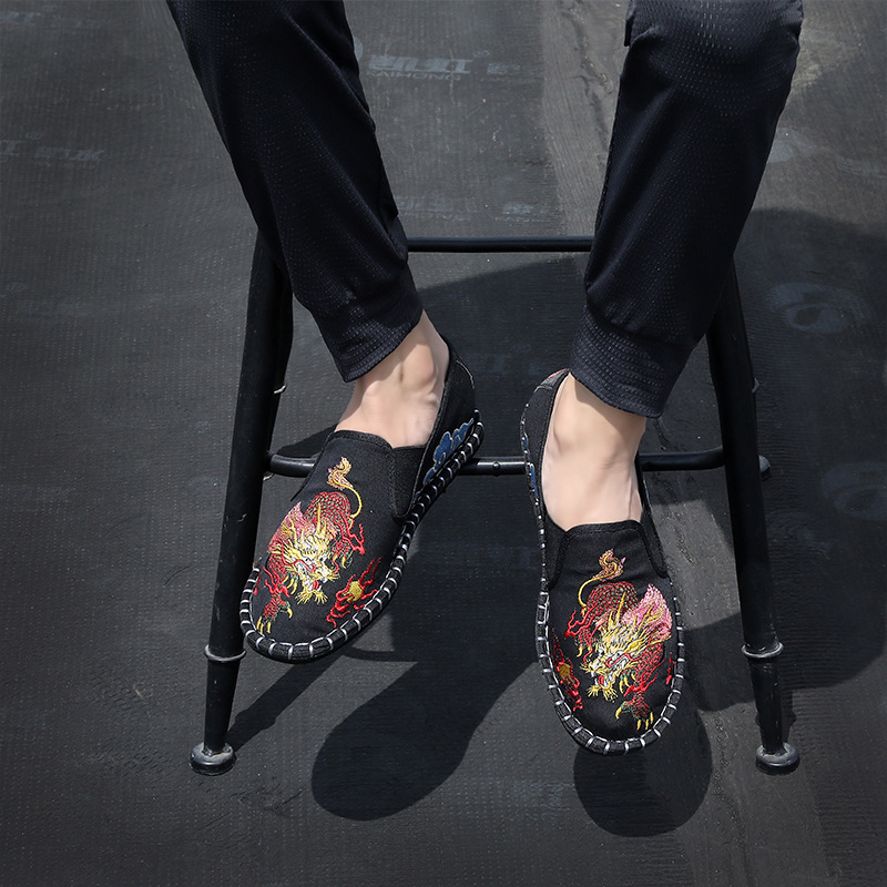 New Chinese wind-made embroidery shoes, oxen-based tarpaulin shoes, and embroidered shoes.