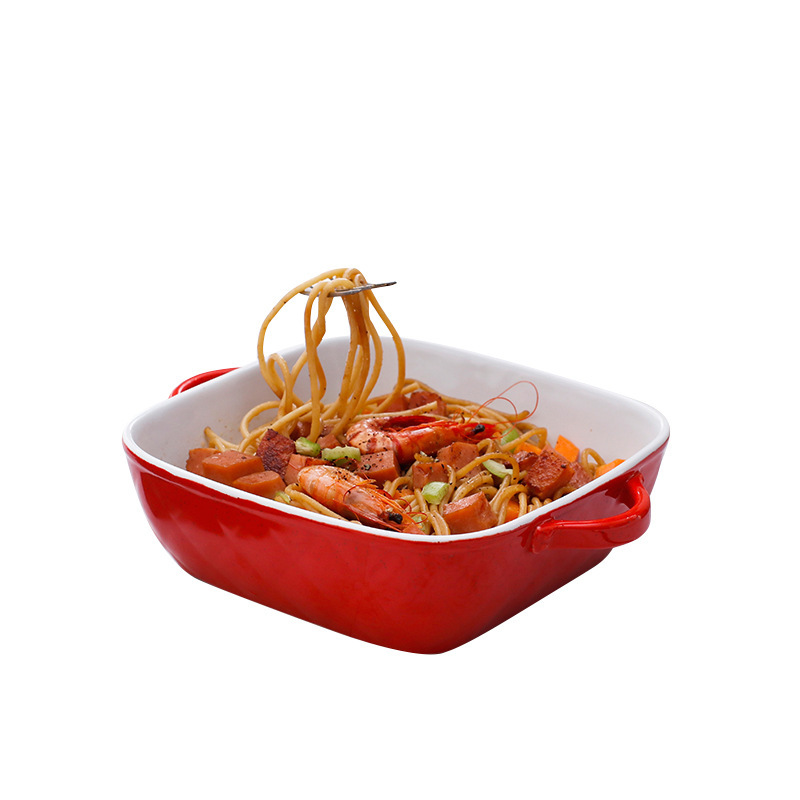 Phô mai đỏ, lò vi sóng, chảo gốm, dụng cụ.