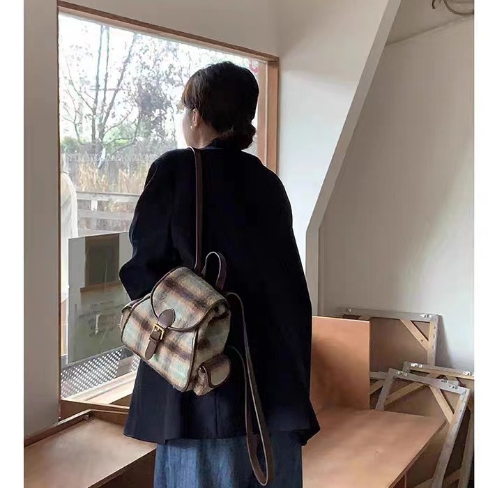 The 2023 Korean version of the new autumn and winter twirling velvet-grained, two-shouldered, twirling women's twirl bag.