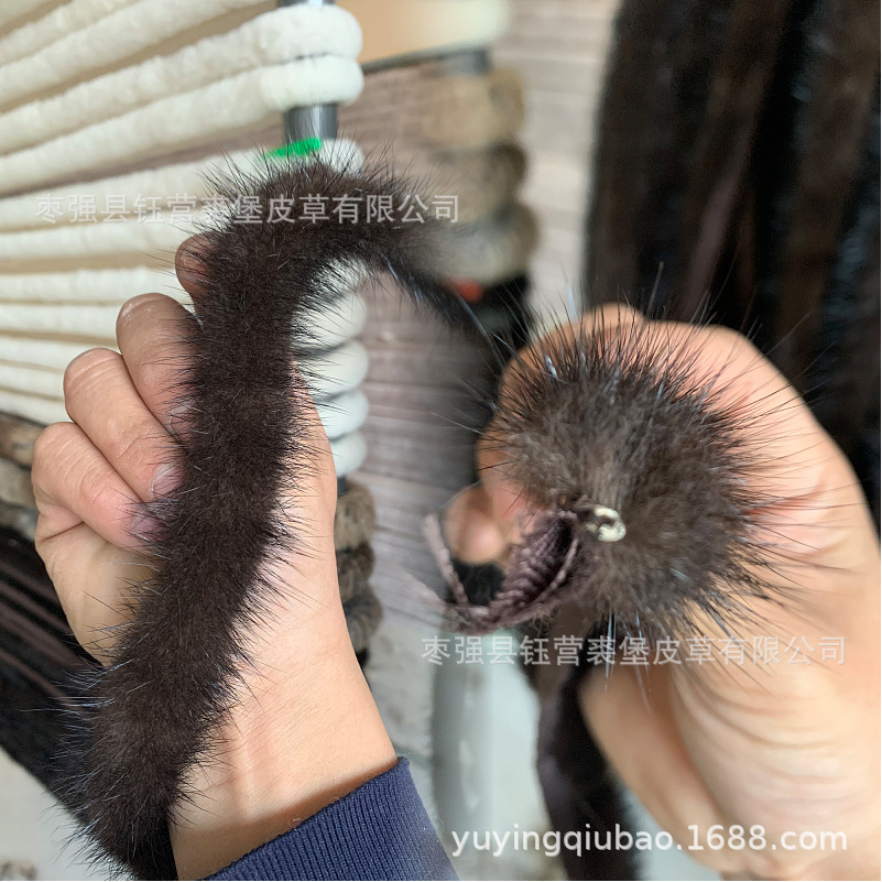 Một con chồn hôi với một tách cà phê đen giá 0.8CM và một con chồn lông chồn.