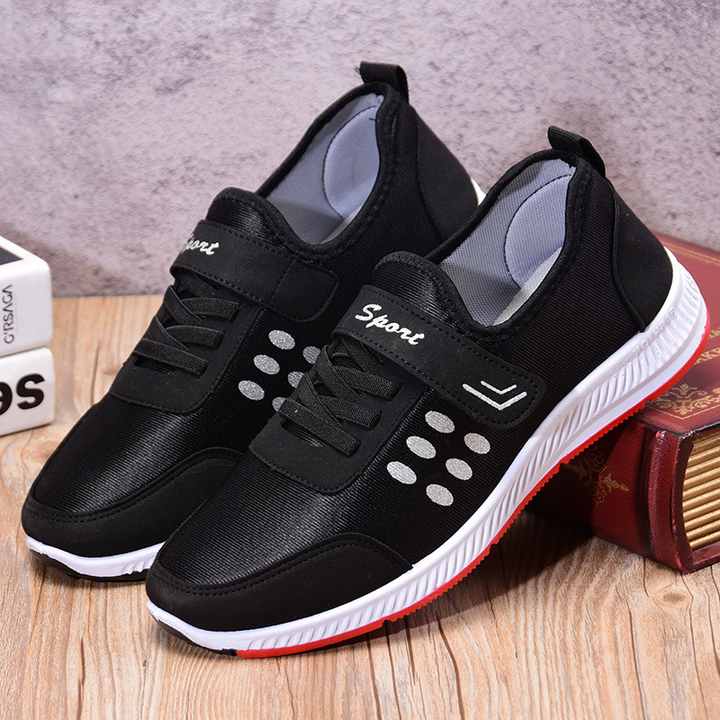 Master Tortoise's company sells double-stuffed male and female winter sneakers.