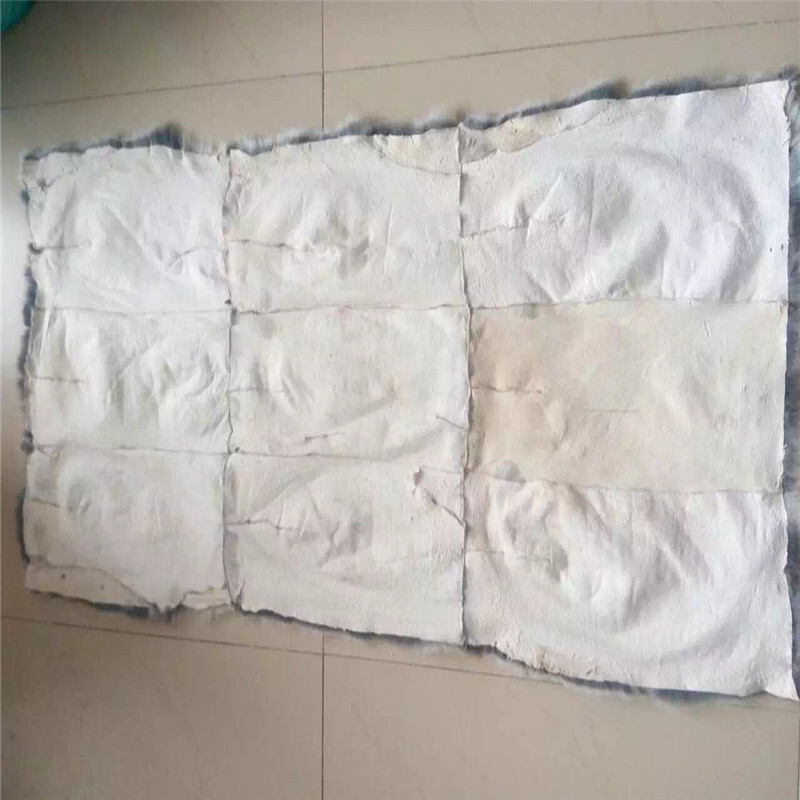 Những đôi giày lông thú, chăn thỏ, giường thỏ trắng.