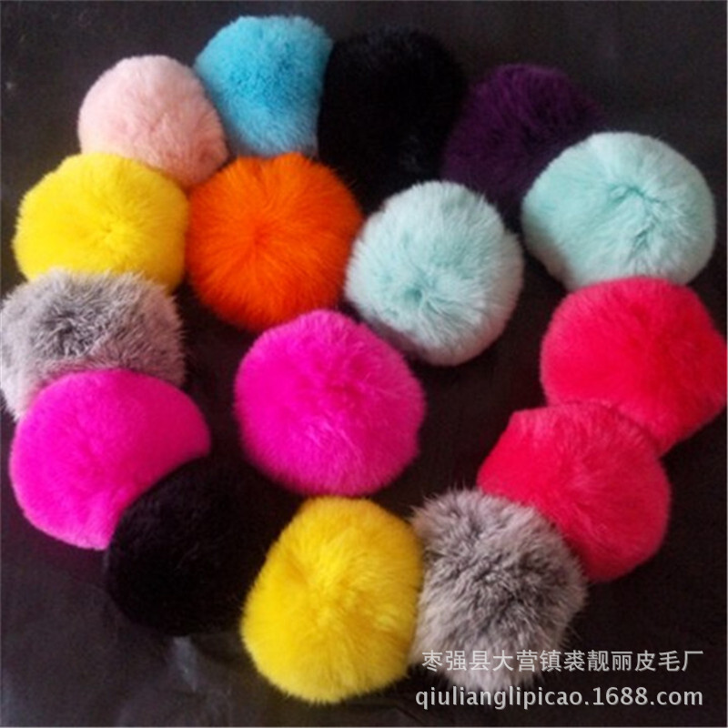 Wholesale, eight-and-a-circles, and the factory supplies the keys and the accessories for the Monchchi costume.