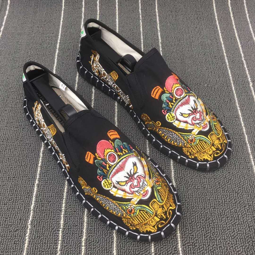 New Xinsan Shoes Shower's original hand-made shoes are smoother than old Beijing shoes.