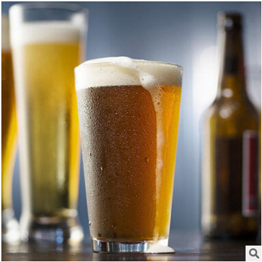 A glass with a glass and a glass with a glass with a pint of wine.