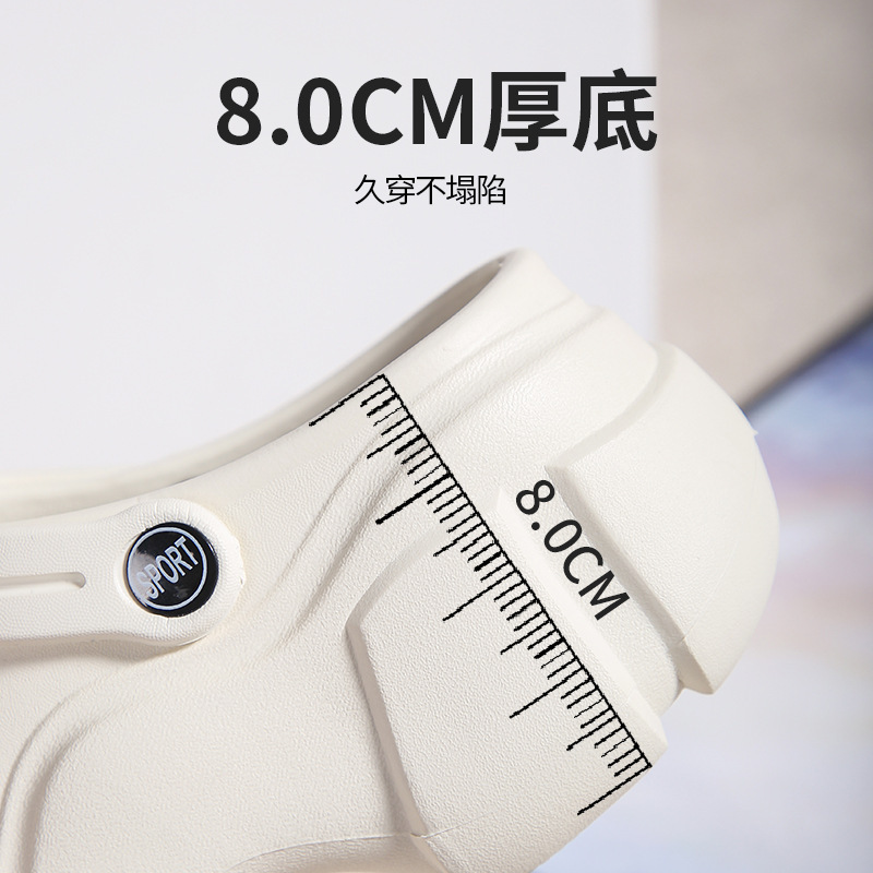 Chúng tôi tìm thấy một cô gái da lưới EVA-Shoe đang đeo một cô gái bán giày mềm bên ngoài nhà.