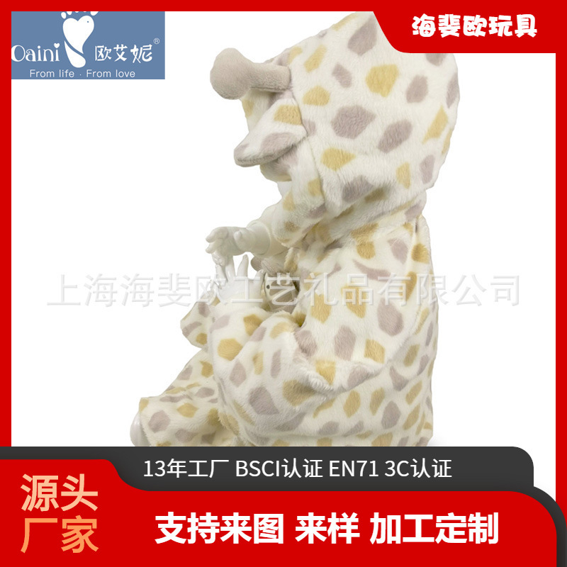 Một đứa bé với một cái áo bông và một đứa bé với một món quà lớn từ người bán áo choàng.