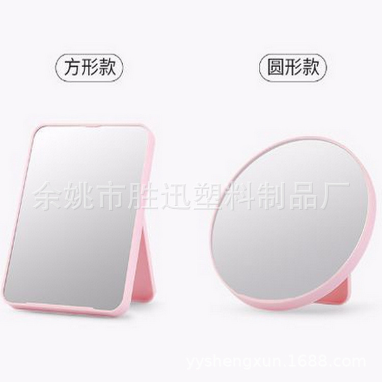 Một chiếc gương nhỏ xuất hiện với một tấm gương rất sạch với một tấm gương thay đồ đơn giản.