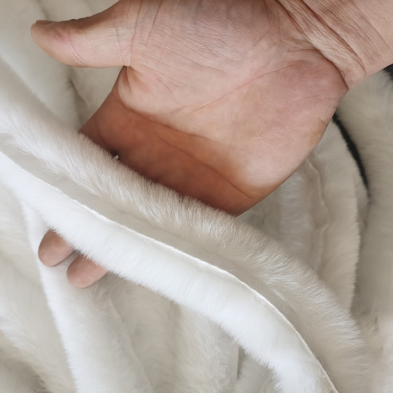 4C5CM6CM, một bộ đồ trắng cho một đứa trẻ tự làm với một cái nắp và áo choàng giả.