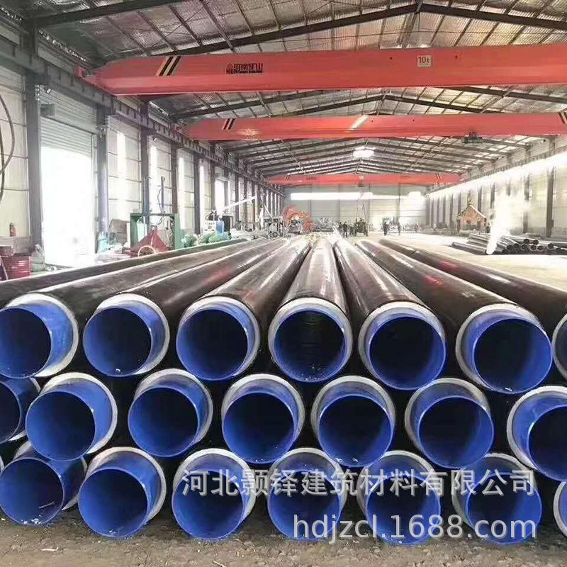 Những tác phẩm làm từ các đường ống thép nối liền với nhau, làm bằng polyurethane, lò sưởi tóc.