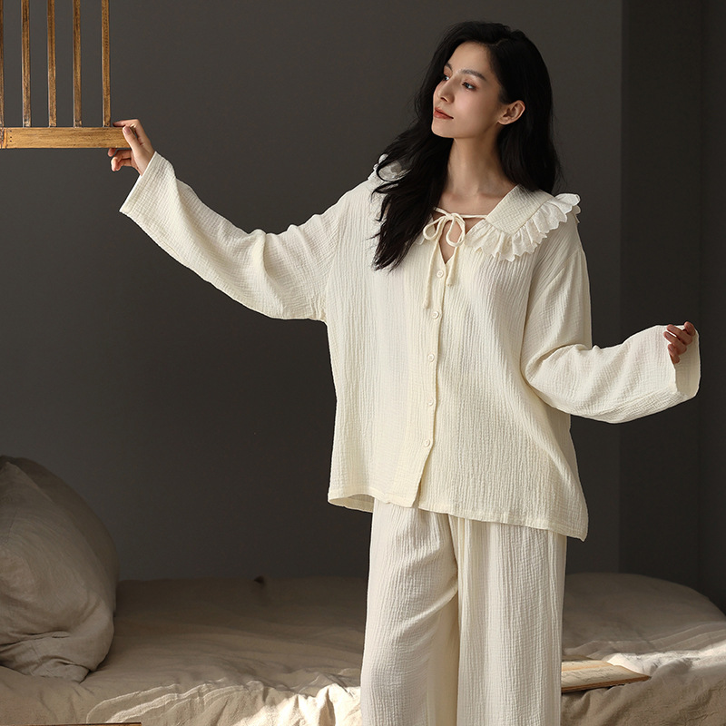 Một cô gái trong trắng và ngọt ngào thật thoải mái trong mùa xuân và mặc đồ ngủ.